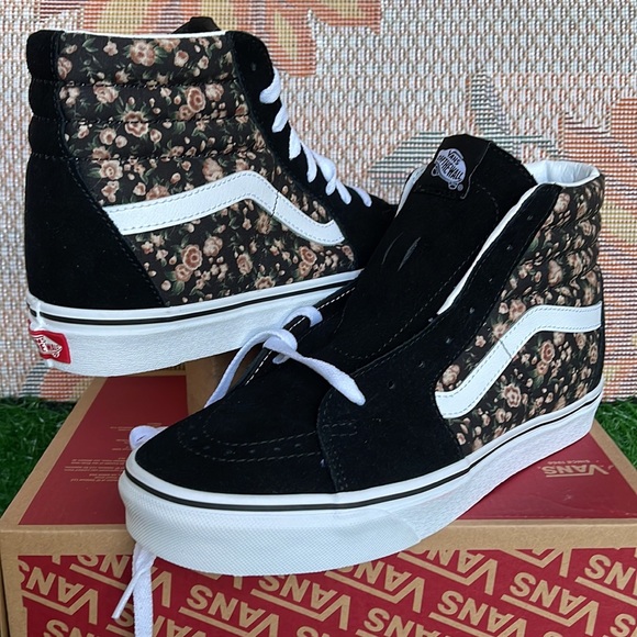 Vans WMNS Sk8-Hi
Rose Dreams Black/White
VN0005U9BZW
Sneakers - Picture 9 of 16